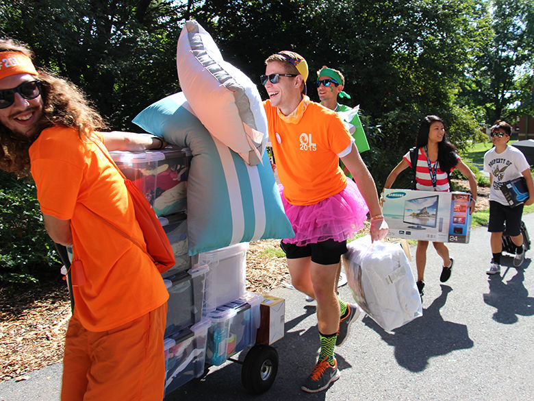 Upperclassmen helping move in the Freshmen on Move In Day